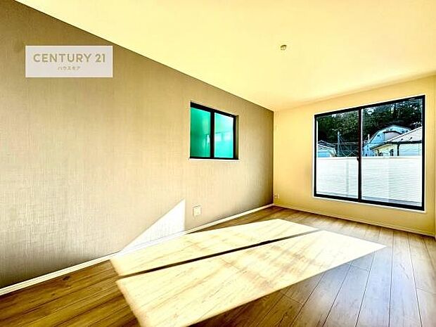 バルコニーに面している洋室です。明るく温もりがあり、換気もしっかりできます！朝起きて、外に出て背伸びをしつつ深呼吸をし良い朝を迎え入れることができます。