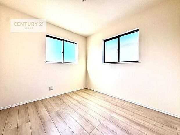 掃き出し窓がないお部屋は、お子様のお部屋としても安心です！収納スペースも充実しているので散らかったお部屋をサッと片付けられます！