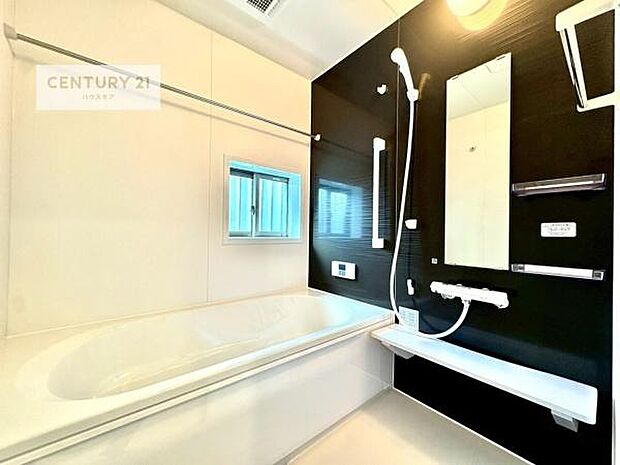 広々バスで一日の疲れをリフレッシュ。足が伸ばせるので、浴槽にもゆったりと浸かれますね！毎日のバスタイムが楽しみになります。