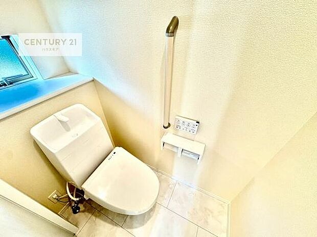 1・2階にトイレがございます！朝の忙しい時間帯も待たずにすみそうですね。白を基調とした清潔感のあるトイレでお手入れがしやすいです！