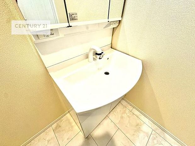 深い洗面台ボウルは、水が跳ねにくいのでお手入れが楽々！清潔感が保てます！キレイな洗面所で自分磨きのモチベーションが上がりますね！