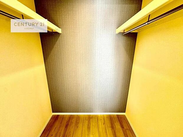 ウォークインクローゼット付きです。たくさんのお洋服などを収納しておけそうですね！他にも扇風機や加湿器など季節物の大きな家電も収納できます。