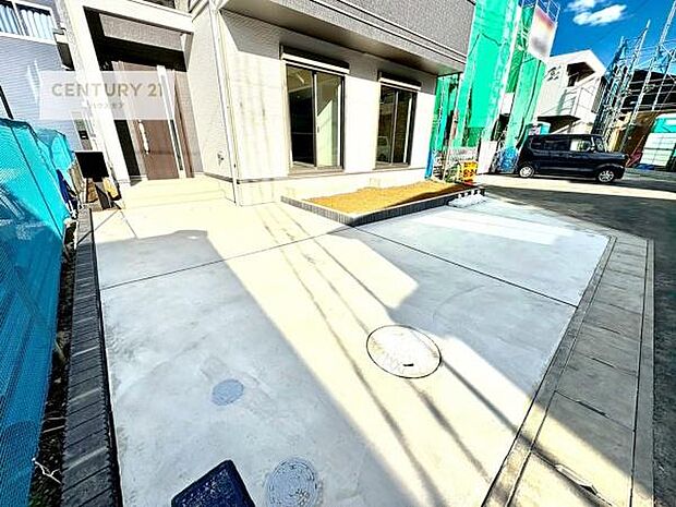 駐車スペースは2台分あります！セカンドカーはもちろん、バイクや自転車なども置き場所に困りません。