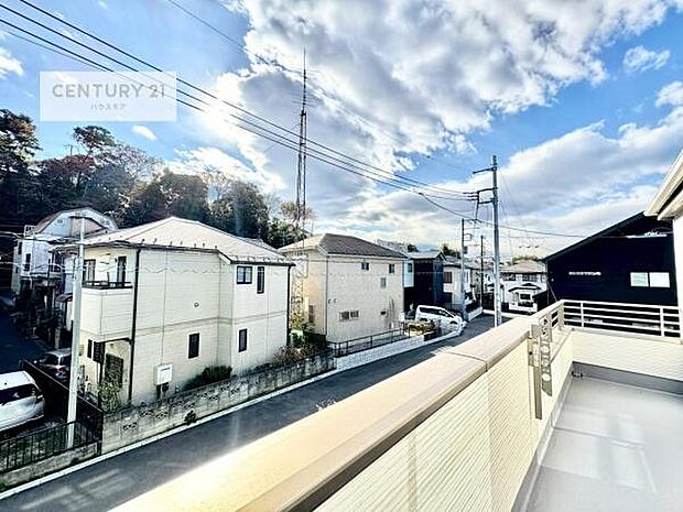 晴れた日には青い空を見渡せる開放的な時間を楽しめます。気持ちの良い風が通り抜ける街並みです！