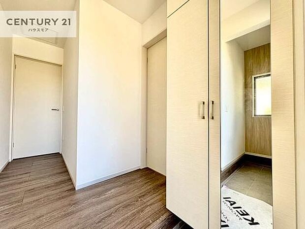 シューズボックス付きなので、玄関が片付きお掃除がしやすいです！スッキリした玄関で戸を開けた瞬間、清潔感のある心地いい空間が出迎えてくれます。