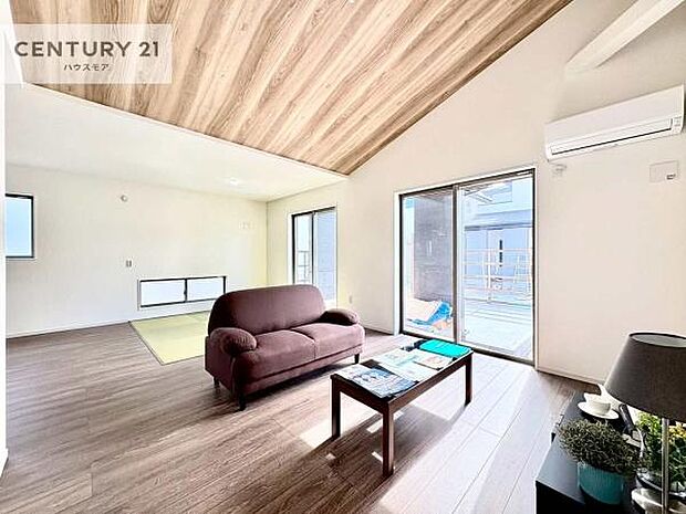 大きな窓からたっぷりの陽ざしが入る明るいリビング。開放感のあるリビングで家族団らんのくつろぎの時間を過ごせます。