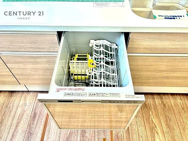 食洗機付き！忙しい時や冬場は手荒れ防止として大活躍します！ビルトイン仕様なので、場所も取らず調理スペースも広く使えて手際よく作業が出来ます！