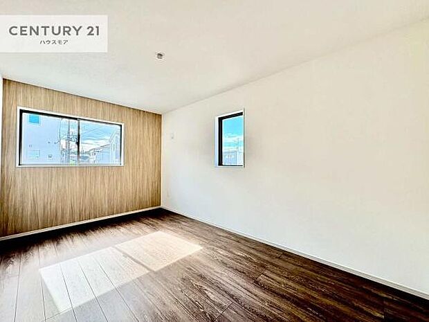 優しい光が差し込む洋室は、朝の目覚めも気持ちが良さそうですね。おうち時間もゆったりと過ごすことができます。