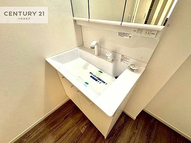 深い洗面台ボウルは、水が跳ねにくいのでお手入れが楽々！清潔感が保てます！キレイな洗面所で自分磨きのモチベーションが上がりますね！