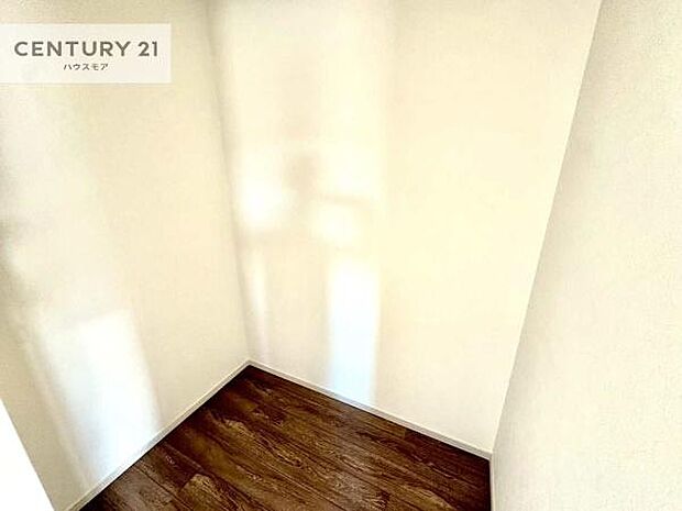 ウォークインクローゼット付きです。たくさんのお洋服などを収納しておけそうですね！他にも扇風機や加湿器など季節物の大きな家電も収納できます。