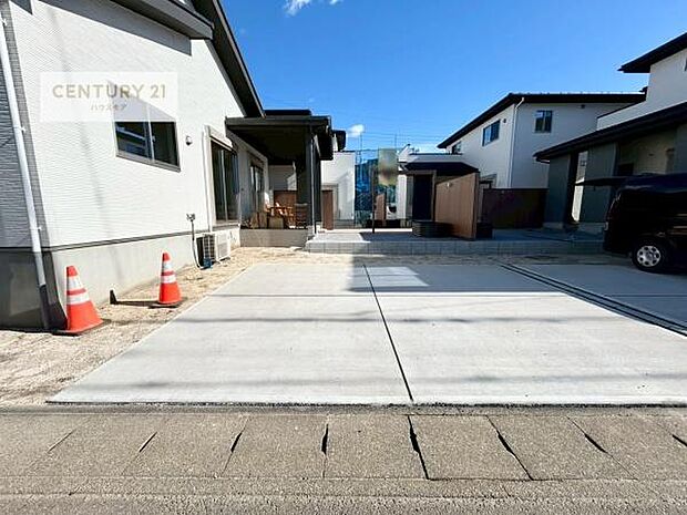 駐車スペースは2台分あります！セカンドカーはもちろん、バイクや自転車なども置き場所に困りません。