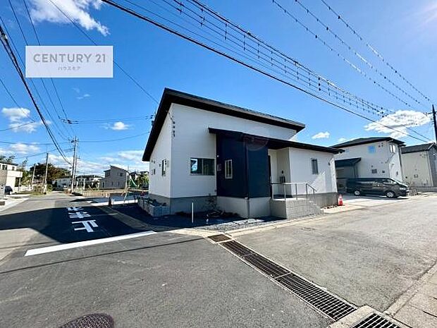 前面道路は6ｍ×4ｍ！陽当り良好な立地です。車庫入れが苦手な方も安心ですね。