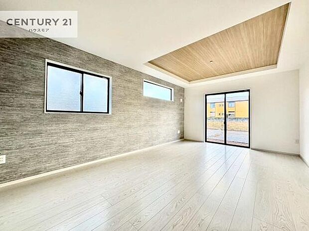 大きな窓からたっぷりの陽ざしが入る明るいリビング。開放感のあるリビングで日々の疲れも癒せます。