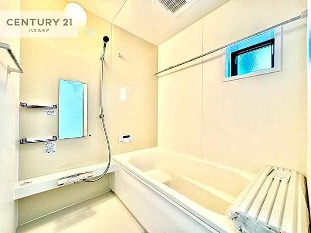 広々バスで一日の疲れをリフレッシュ。足が伸ばせるので、浴槽にもゆったりと浸かれますね！毎日のバスタイムが楽しみになります。