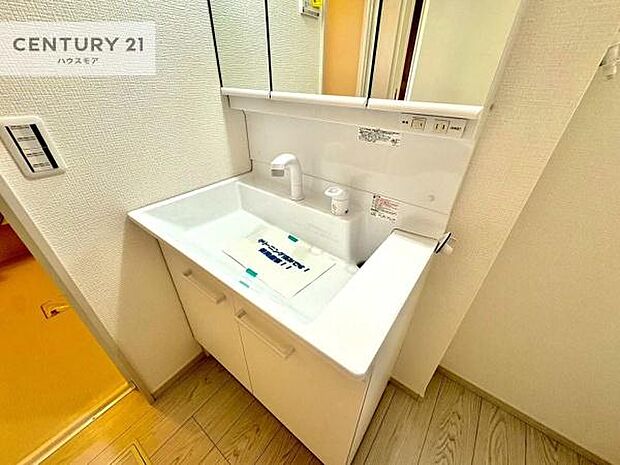 深い洗面台ボウルは、水が跳ねにくいのでお手入れが楽々！清潔感が保てます！キレイな洗面所で自分磨きのモチベーションが上がりますね！