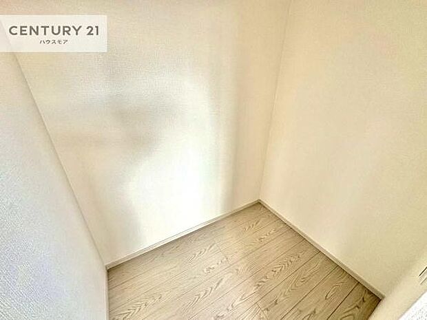 ウォークインクローゼット付きです。たくさんのお洋服などを収納しておけそうですね！他にも扇風機や加湿器など季節物の大きな家電も収納できます。