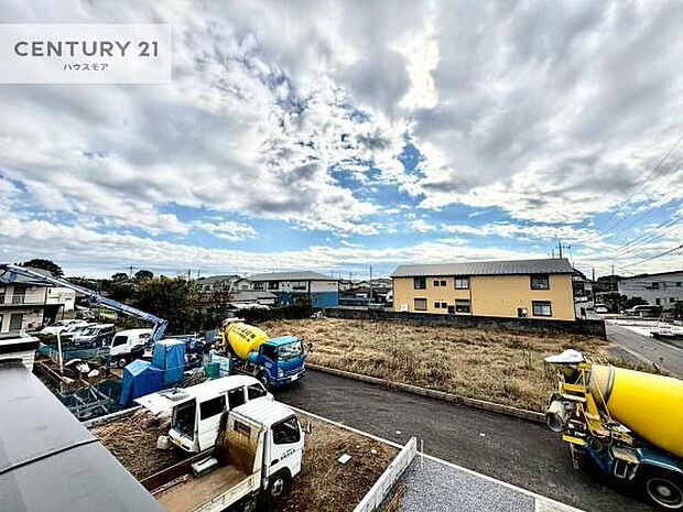 落ち着きある住宅街です！周囲には高い建物がなく、空が広く開放感があり、陽当たりを大きく遮られることもありません！気持ちの良い風が通り抜ける街並みです！