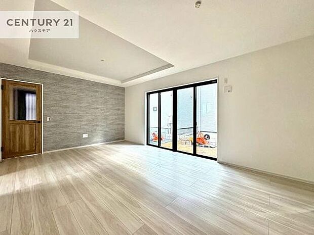 大きな窓からたっぷりの陽ざしが入る明るいリビング。開放感のあるリビングで家族団らんのくつろぎの時間を過ごせます。