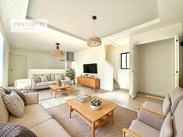 家具はCGパースです。開放感のある広々LDK！ソファーやダイニングテーブルを置いても窮屈にならないので快適に過ごせます！コミュニケーションが取りやすいリビングです！