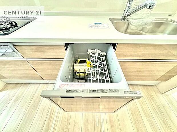 食洗機付き！忙しい時や冬場は手荒れ防止として大活躍します！ビルトイン仕様なので、場所も取らず調理スペースも広く使えて手際よく作業が出来ます！