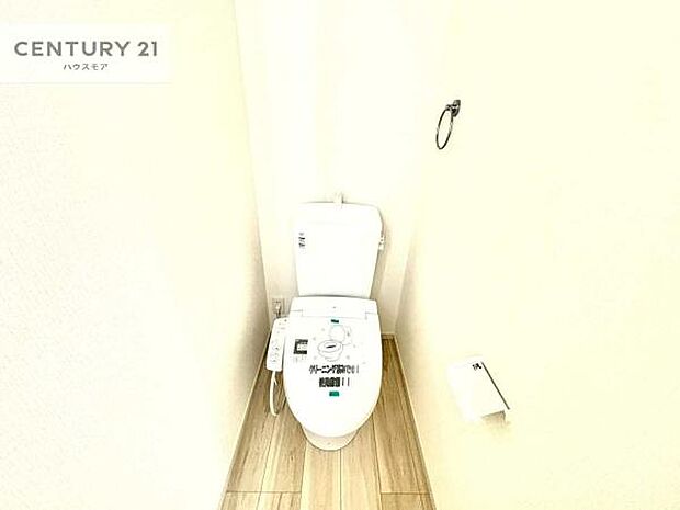 1・2階にトイレがございます！朝の忙しい時間帯も待たずにすみそうですね。白を基調とした清潔感のあるトイレでお手入れがしやすいです！