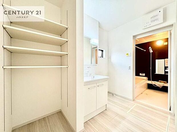 収納たっぷりの洗面室！日用品のストックやバスタオルがスッキリと収納できて取り出しやすい！水回りがスッキリ片付いて気持ちの良い空間！