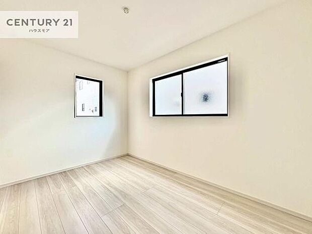 2面採光を確保した明るい室内は、風通しも良く、明るく大変居心地の良い空間となっております。リラックスして過ごせる心地の良いお部屋です！朝の目覚めがスッキリしますね！