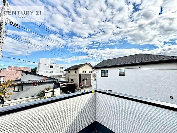 落ち着きある住宅街です！周囲には高い建物がなく、空が広く開放感があり、陽当たりを大きく遮られることもありません！気持ちの良い風が通り抜ける街並みです！