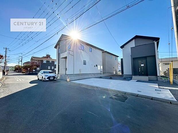 前面道路6ｍ！陽当り良好な立地です。車庫入れが苦手な方も安心ですね。