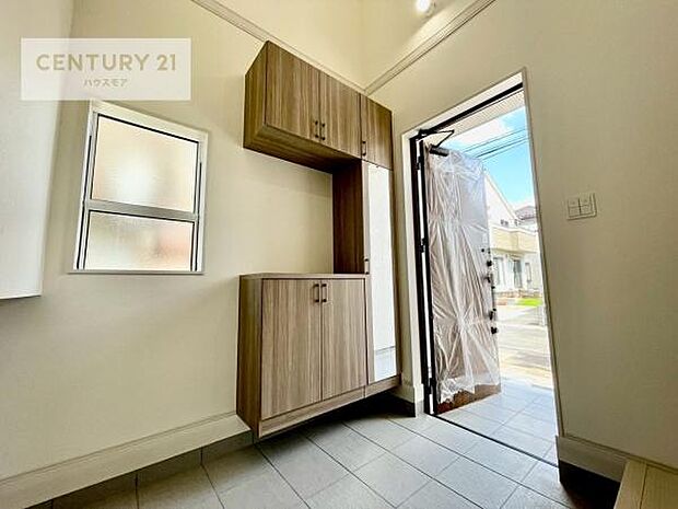 シューズボックス付きなので、玄関が片付きお掃除がしやすいです！スッキリした玄関で戸を開けた瞬間、清潔感のある心地いい空間が出迎えてくれます。