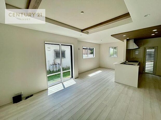 大きな窓からたっぷりの陽ざしが入る明るいリビング。開放感のあるリビングで家族団らんのくつろぎの時間を過ごせます。