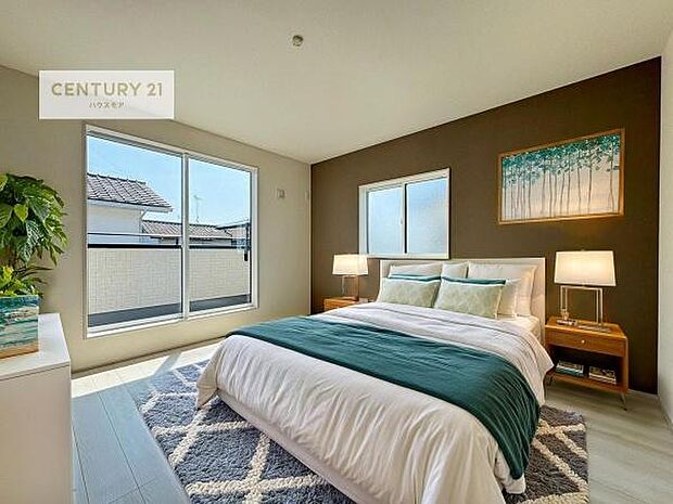 家具はCGパースです。バルコニーに面している洋室です。明るく温もりがあり、換気もしっかりできます！朝起きて、外に出て背伸びをしつつ深呼吸をし良い朝を迎え入れることが出来そうですね！