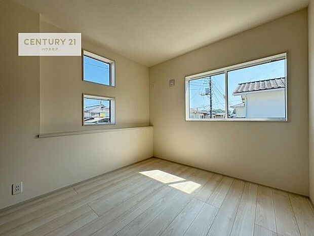 掃き出し窓がないお部屋は、お子様のお部屋としても安心です！収納スペースも充実しているので散らかったお部屋をサッと片付けられます！