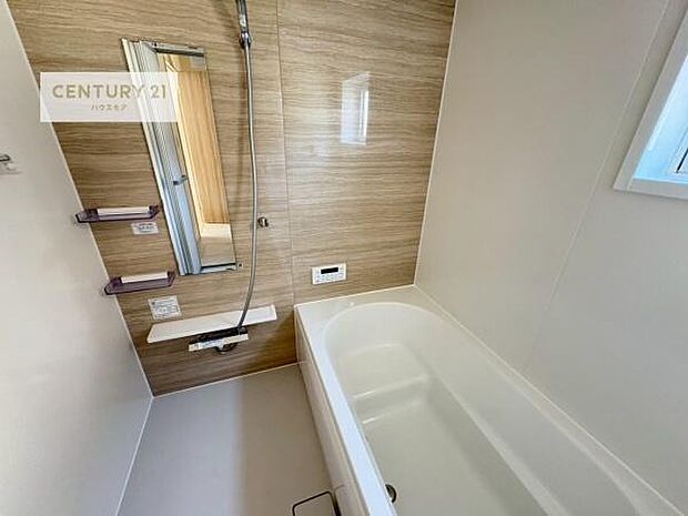 広々バスで一日の疲れをリフレッシュ。足が伸ばせるので、浴槽にもゆったりと浸かれますね！毎日のバスタイムが楽しみになります。