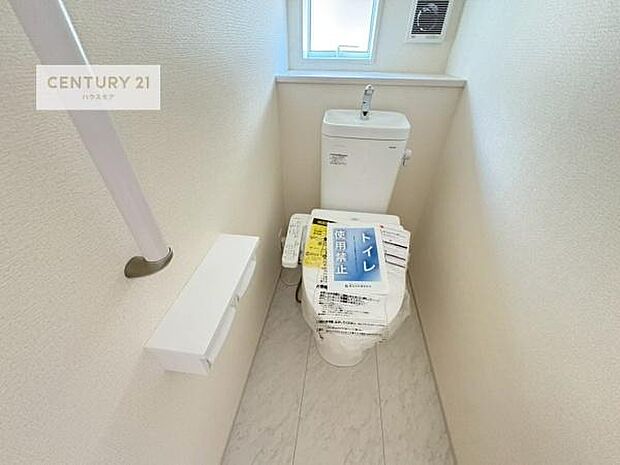 1・2階にトイレがございます！朝の忙しい時間帯も待たずにすみそうですね。白を基調とした清潔感のあるトイレでお手入れがしやすいです！