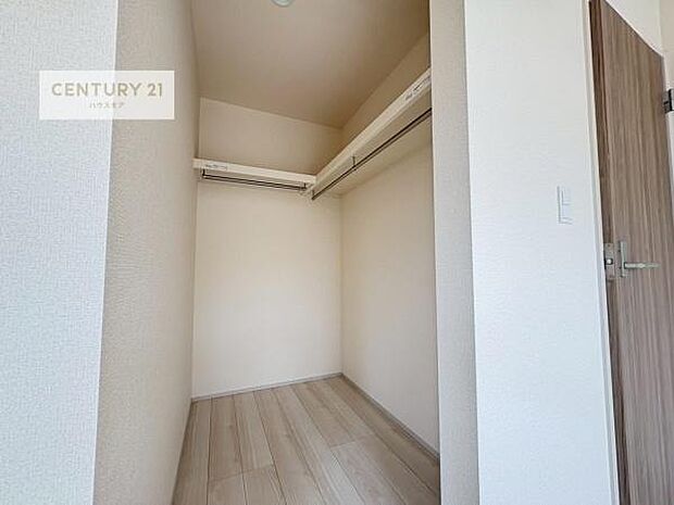 ウォークインクローゼット付きです。たくさんのお洋服などを収納しておけそうですね！他にも扇風機や加湿器など季節物の大きな家電も収納できます。