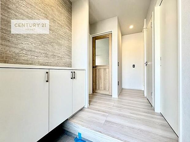 シューズボックス付きなので、玄関が片付きお掃除がしやすいです！スッキリした玄関で戸を開けた瞬間、清潔感のある心地いい空間が出迎えてくれます。