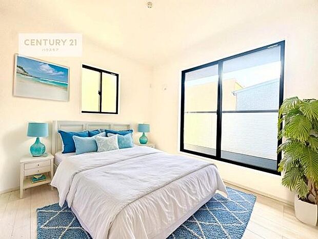 家具はCGパースです。バルコニーに面している洋室です。明るく温もりがあり、換気もしっかりできます！朝起きて、外に出て背伸びをしつつ深呼吸をし良い朝を迎え入れることが出来そうですね！