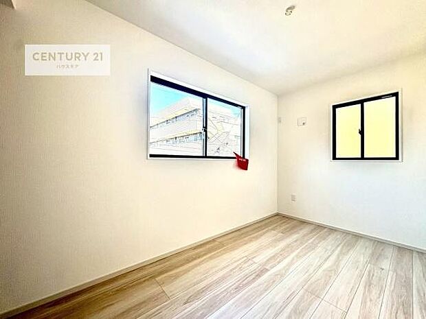 掃き出し窓がないお部屋は、お子様のお部屋としても安心です！収納スペースも充実しているので散らかったお部屋をサッと片付けられます！