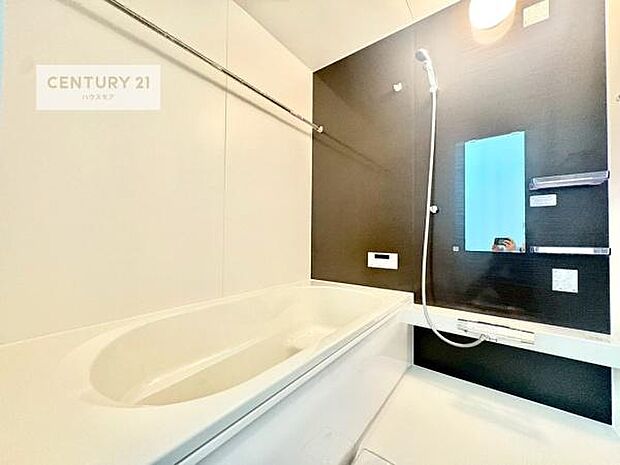 落ち着きある大人の雰囲気のバスルームは、味が出ていてバスタイムが充実！お仕事頑張っているご褒美にお好みの匂いの入浴剤を入れて、楽しんでみてはいかがでしょうか？