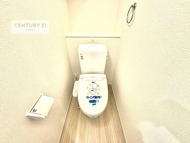 1・2階にトイレがございます！朝の忙しい時間帯も待たずにすみそうですね。白を基調とした清潔感のあるトイレでお手入れがしやすいです！