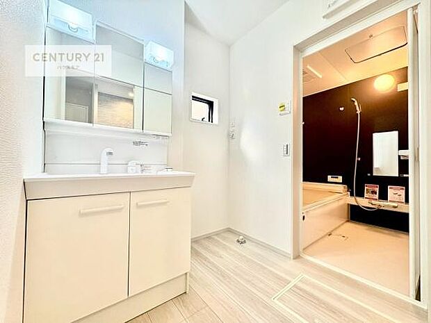 三面鏡仕様の洗面所は、身だしなみがしやすい造り！裏は収納になっています。ドライヤーやお化粧道具を片付けられるので洗面台周りをスッキリと見せることが出来ます！