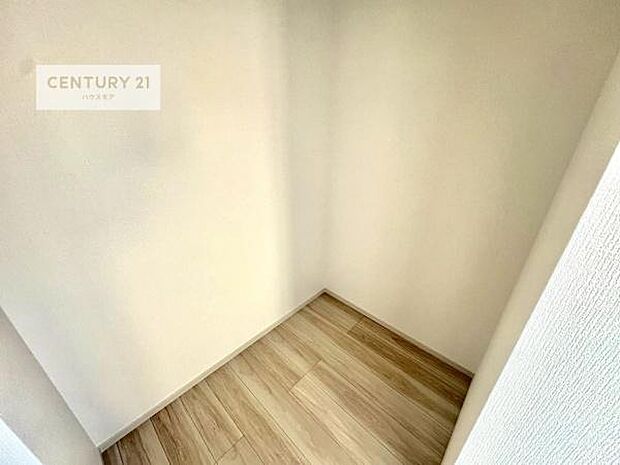 ウォークインクローゼット付きです。たくさんのお洋服などを収納しておけそうですね！他にも扇風機や加湿器など季節物の大きな家電も収納できます。