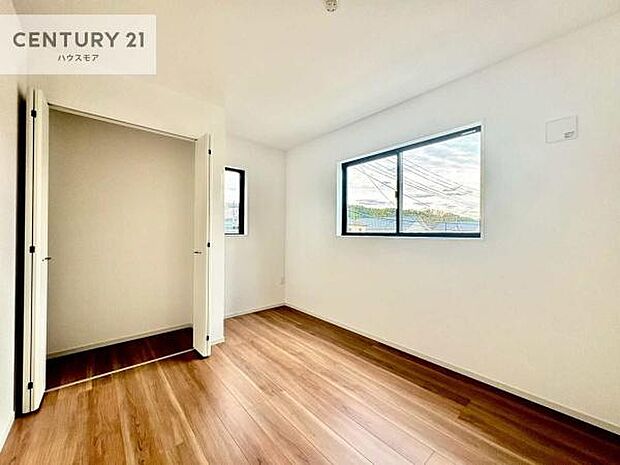 掃き出し窓がないお部屋は、お子様のお部屋としても安心です！収納スペースも充実しているので散らかったお部屋をサッと片付けられます！