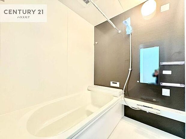 落ち着きある大人の雰囲気のバスルームは、シックなデザインでバスタイムが充実！お仕事頑張っているご褒美にお好みの匂いの入浴剤を入れて、楽しんでみてはいかがでしょうか？