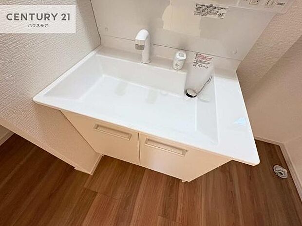 深い洗面台ボウルは、水が跳ねにくいのでお手入れが楽々！清潔感が保てます！キレイな洗面所で自分磨きのモチベーションが上がりますね！