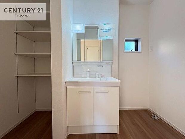 小窓付きの明るい洗面室です！湿気もすぐに入れ替えができて清潔に保つことができます！自然光が差し込むのでお化粧の仕上がりも良くなりますね！