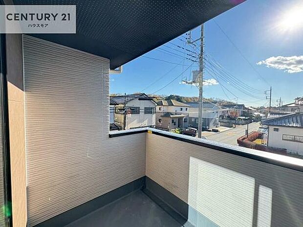 晴れた日には青い空を見渡せる開放的な時間を楽しめます。気持ちの良い風が通り抜ける街並みです！