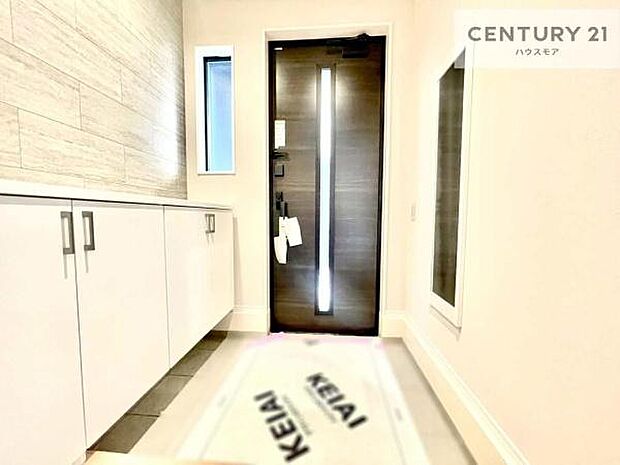 シューズボックス付きなので、玄関が片付きお掃除がしやすいです！スッキリした玄関で戸を開けた瞬間、清潔感のある心地いい空間が出迎えてくれます。