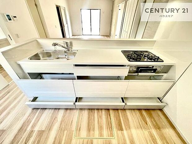 収納スペースが豊富で、調理スペースがスッキリと片付きひろ〜く活用できます！快適に作業ができます！毎日の料理が捗ります！